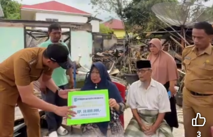 Wali Kota Sawahlunto, Riyanda Putra, secara langsung menyerahkan bantuan kepada korban kebakaran di Dusun Kampung Baru, Desa Santur, Selasa (21/4/2026). Di tengah puing-puing rumah yang hangus, bantuan tersebut menjadi simbol kepedulian dan harapan bagi w